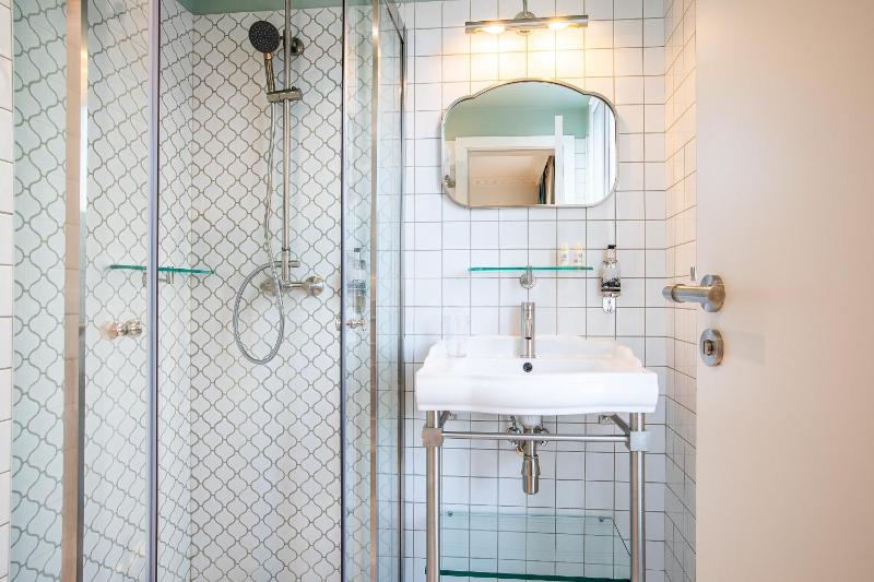 Traditional Twin Room image 2