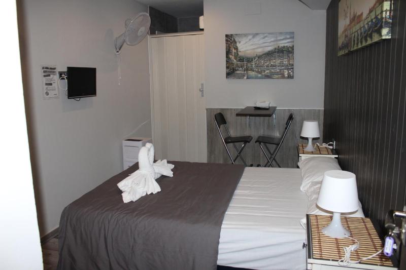 BCN Condal Hostal - image 14