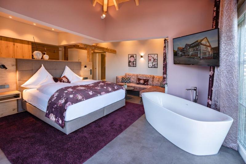 Deluxe Double Room with Balcony image 4