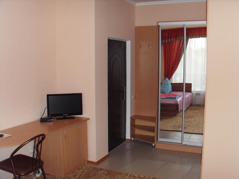 Family Room (3 Adults) image 1