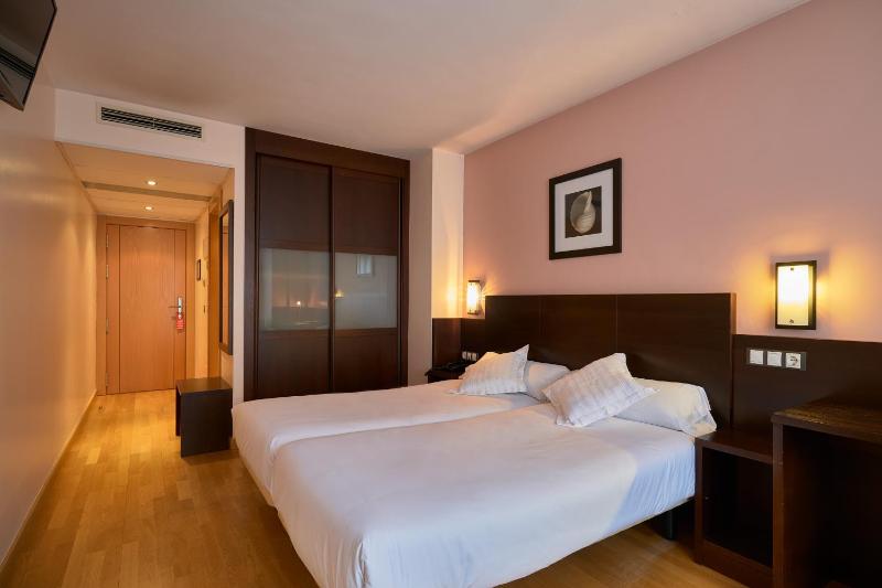 Double or Twin Room image 4