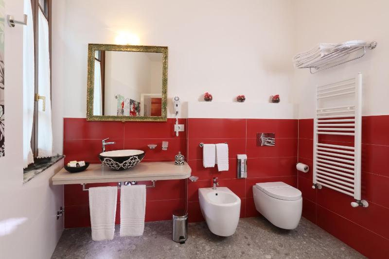 Porta Di Mezzo Luxury Suites & Rooms - image 39