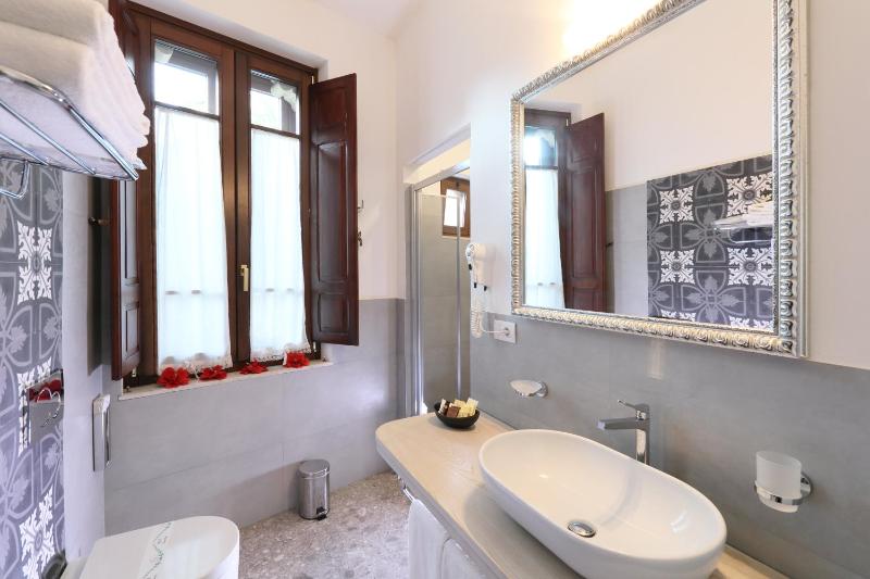 Double Room image 3
