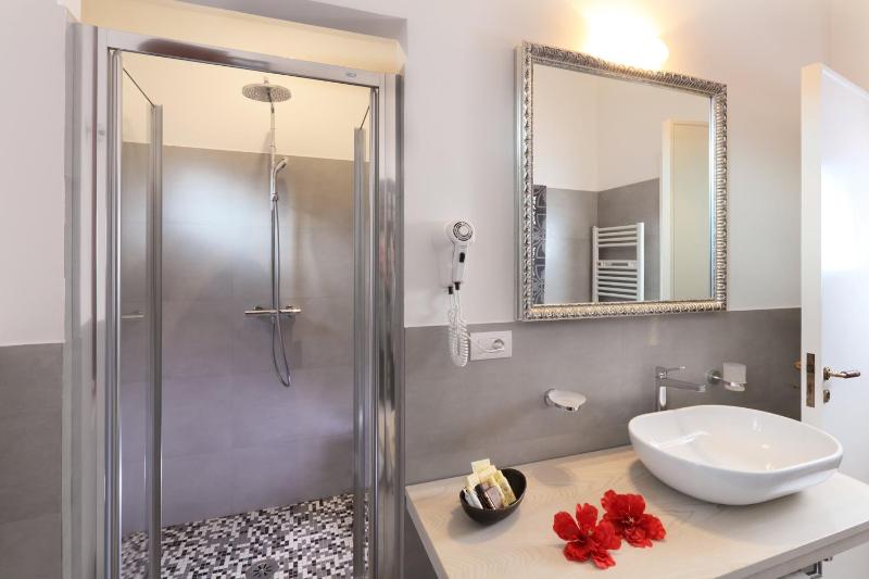 Porta Di Mezzo Luxury Suites & Rooms - image 50