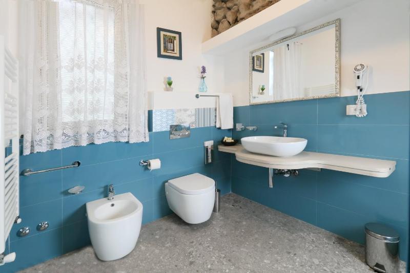 Large Double Room image 3
