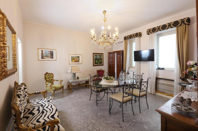 Porta Di Mezzo Luxury Suites & Rooms - image 42