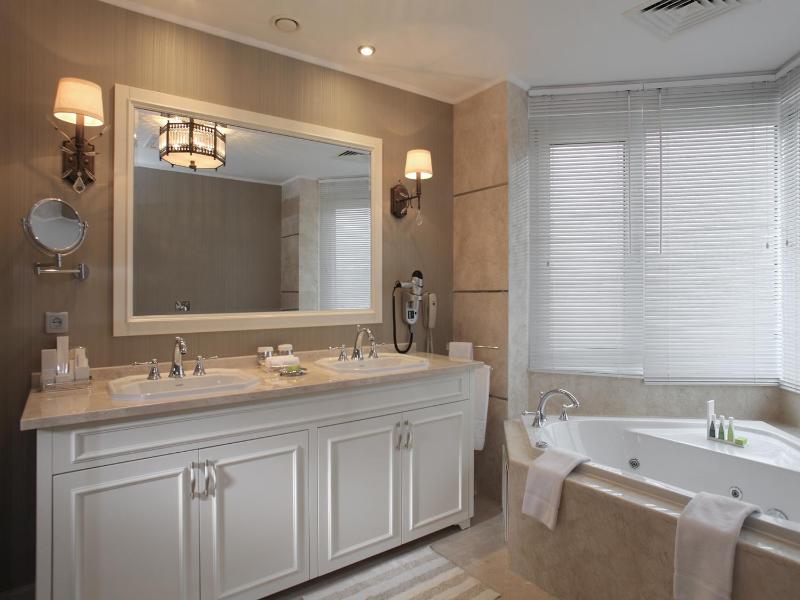Corner Suite image 3