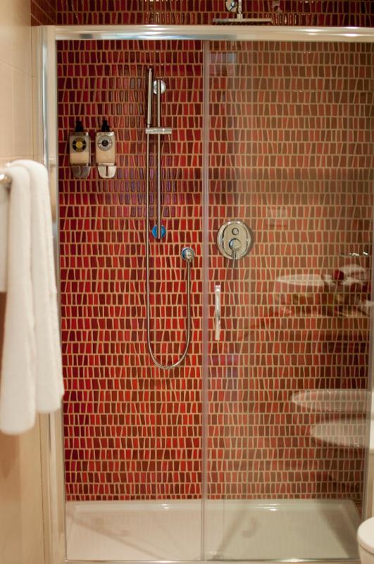 Deluxe Double or Twin Room with Sea View image 4