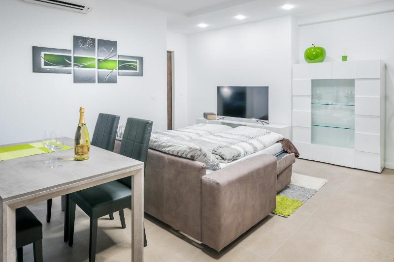 Deluxe Apartment image 2