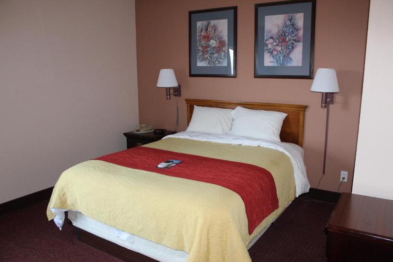 Queen Room image 2
