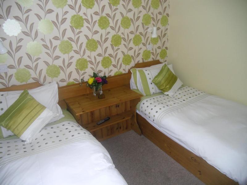 Twin Room image 4