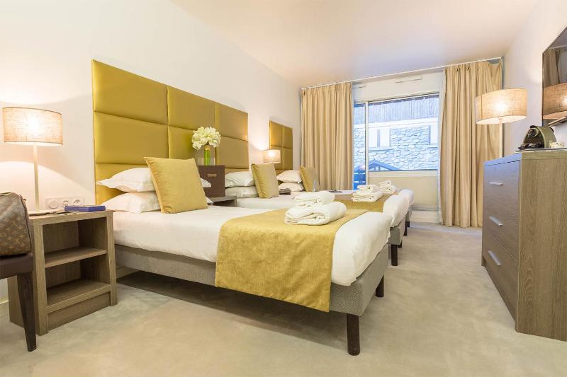 Superior Triple Room image 3