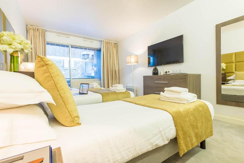 Superior Triple Room image 4