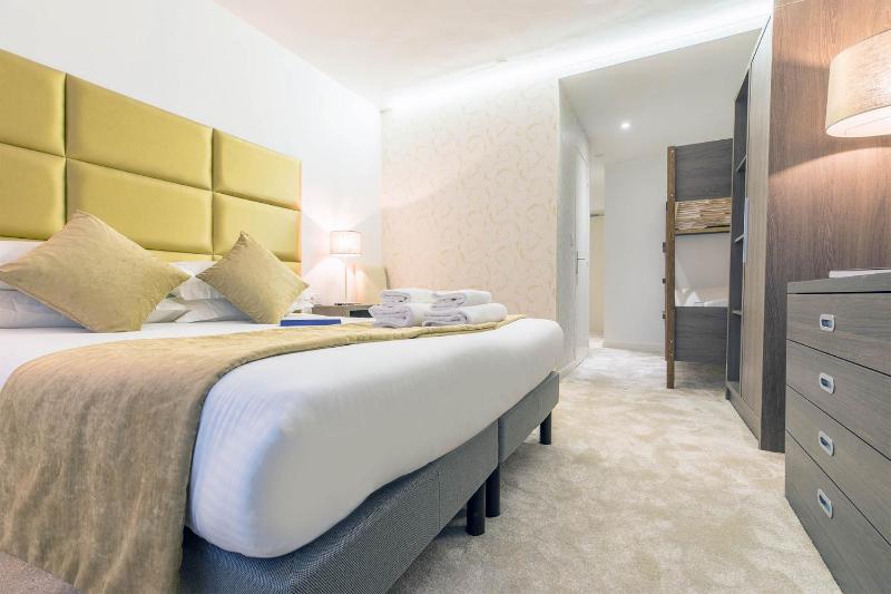 Superior Triple Room image 2