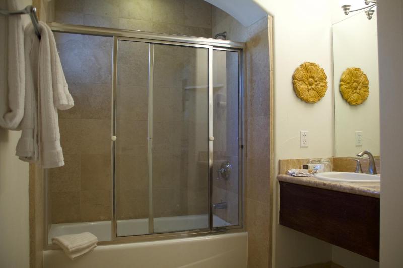 Deluxe Room image 2