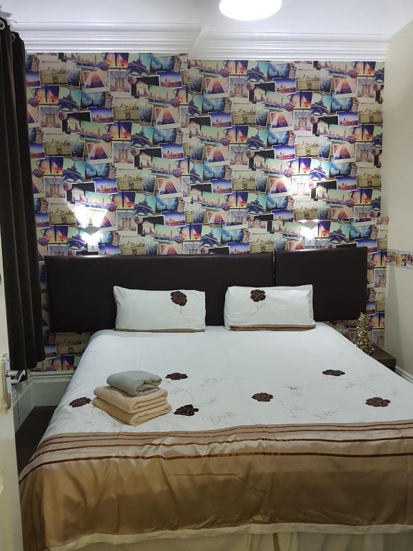 Portsmouth Budget Hotels - All rooms are EN-SUITE - image 2