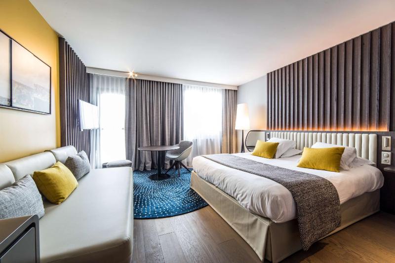 Triple Room with 1 Queen Bed and Sofa Bed - Non-Smoking image 1