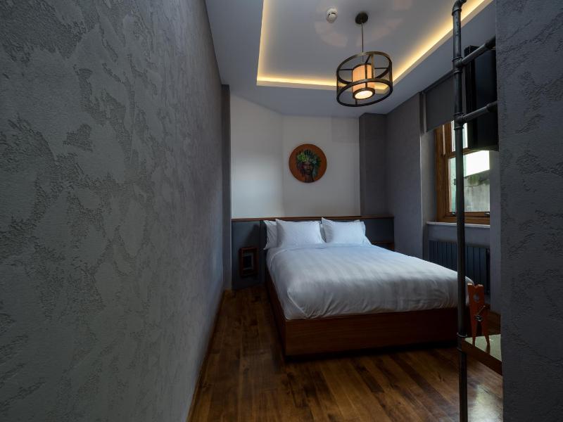 Standard Queen Room image 3