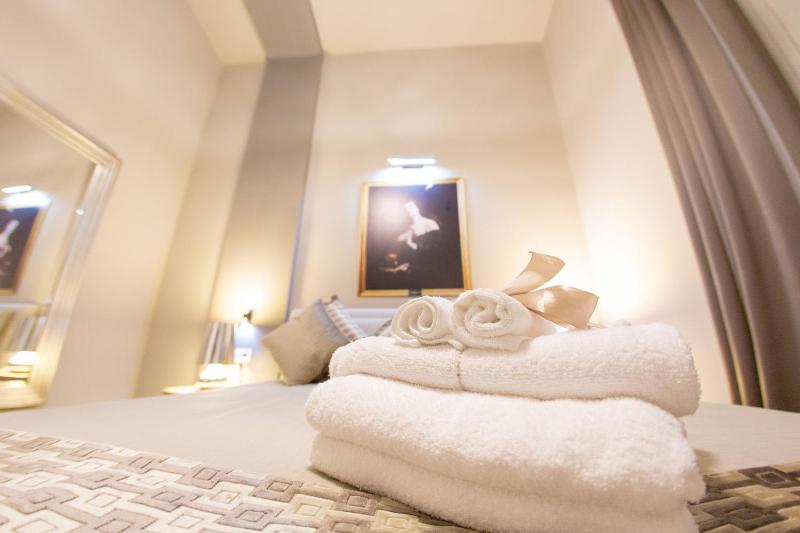 Standard Double Room image 3