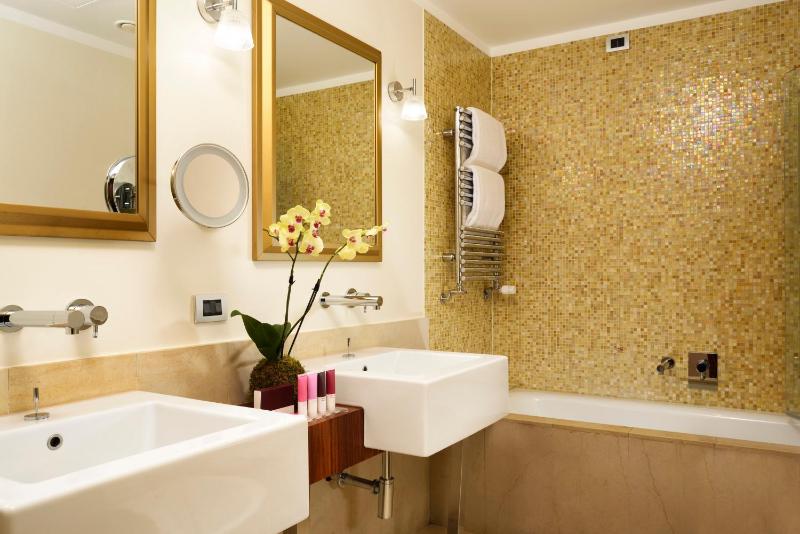 Suite with Spa Access image 2