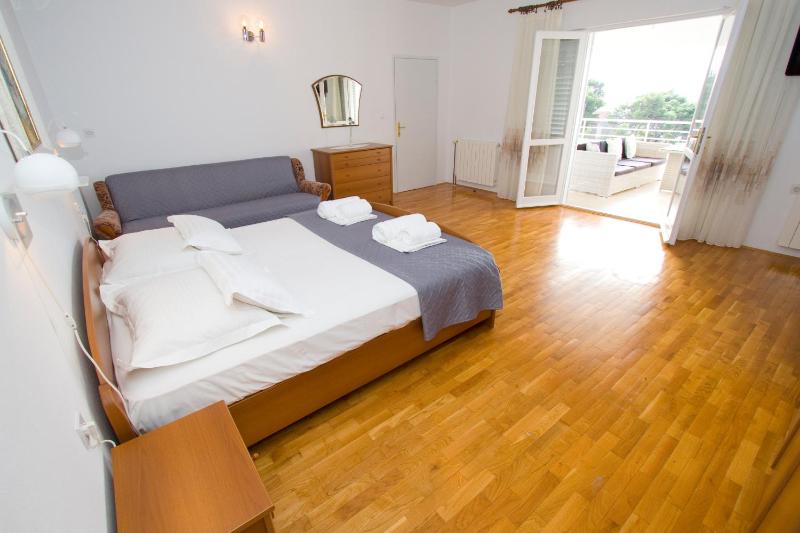 Apartment Glavina with heated pool - image 16