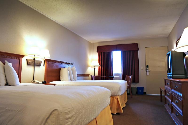 Deluxe Double Room with Two Double Beds image 2