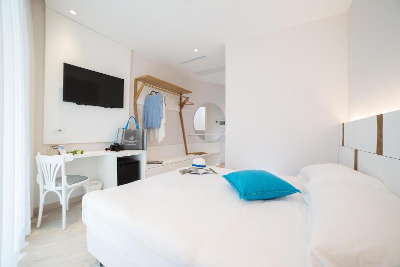 Deluxe Double or Twin Room image 4