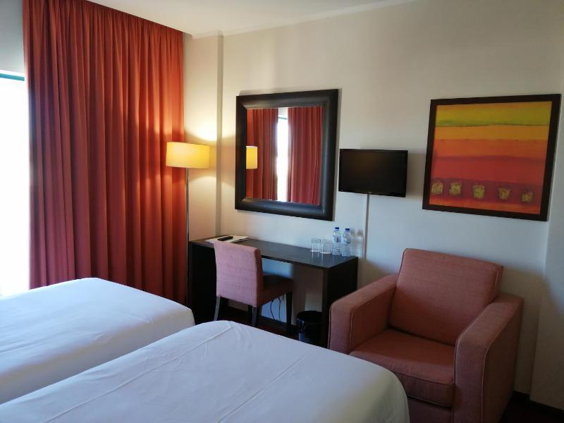 Twin Room image 2