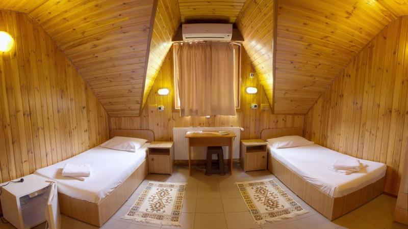Standard Twin Room with Shared Bathroom image 2