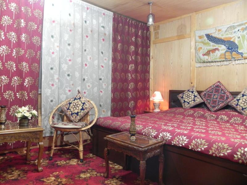 Shabrose Houseboats Images