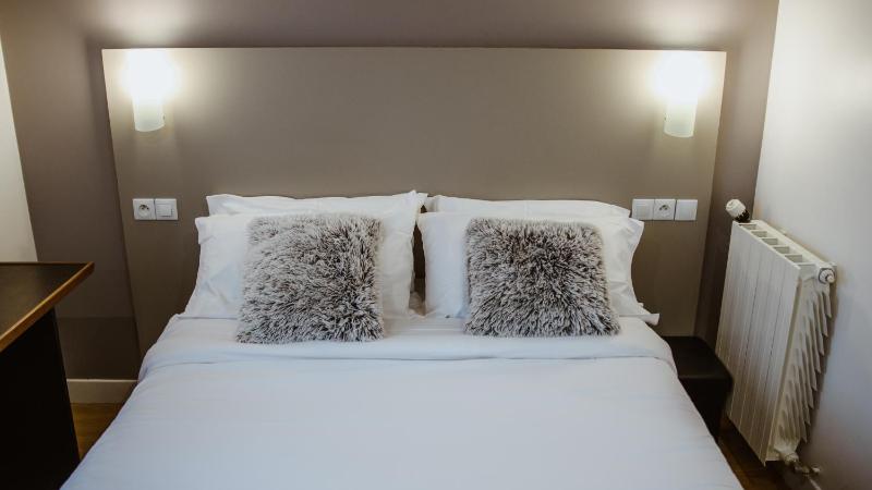 Double Room image 3