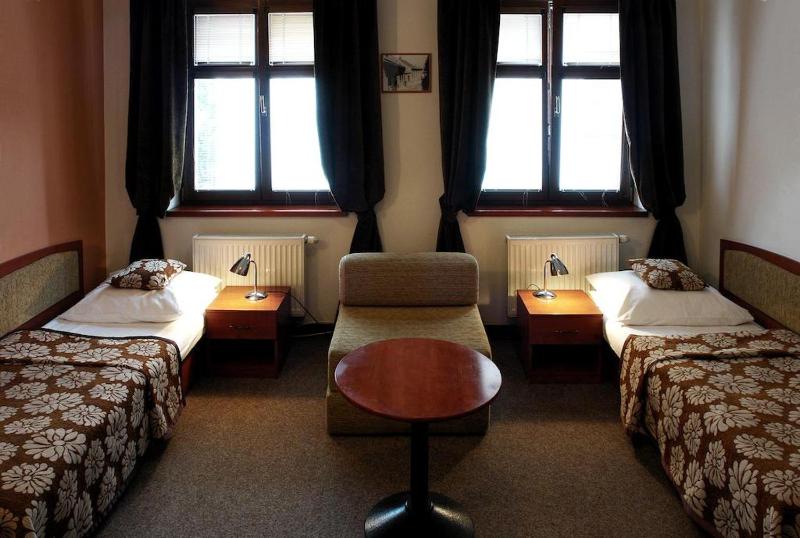 Standard Twin Room image 4