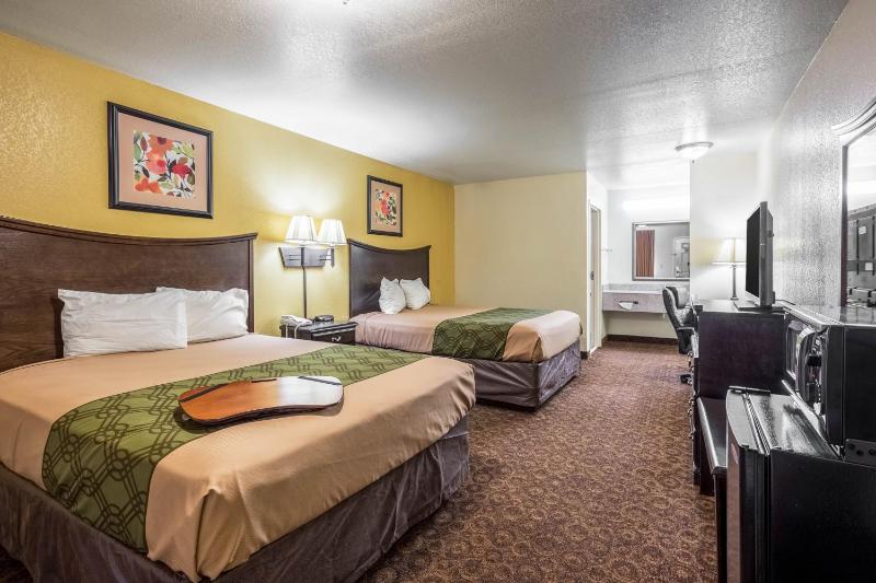 Queen Room with Two Queen Beds - Non-Smoking image 4