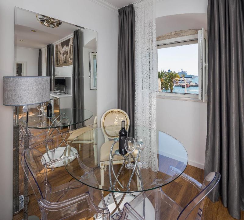 Apartment with Sea View image 2