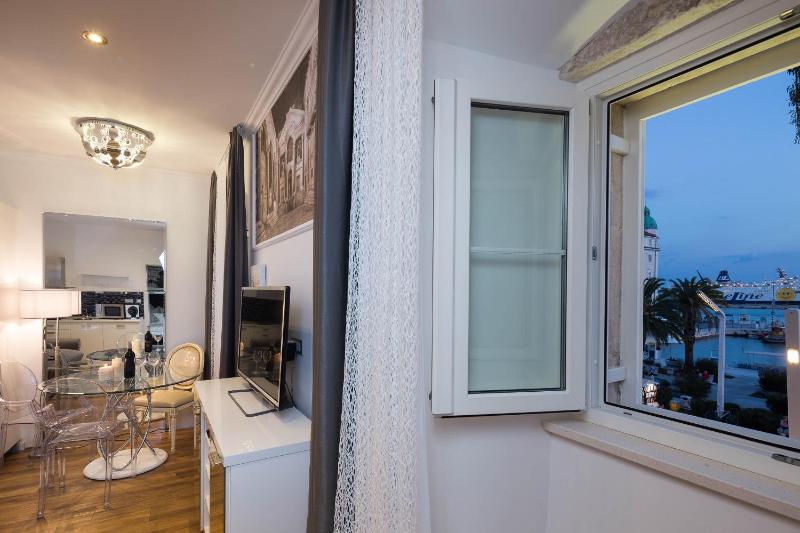 Apartment with Sea View image 3