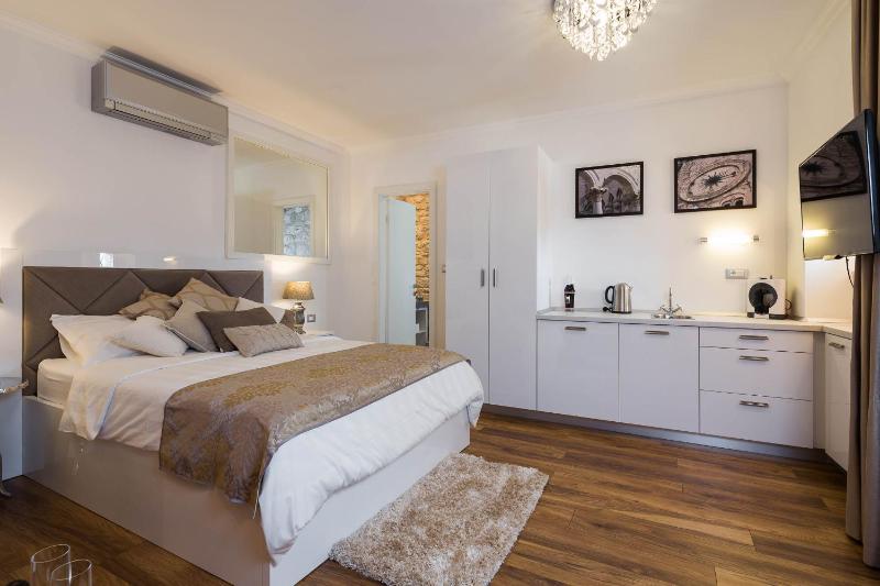 Deluxe Double Room with Sea View image 4