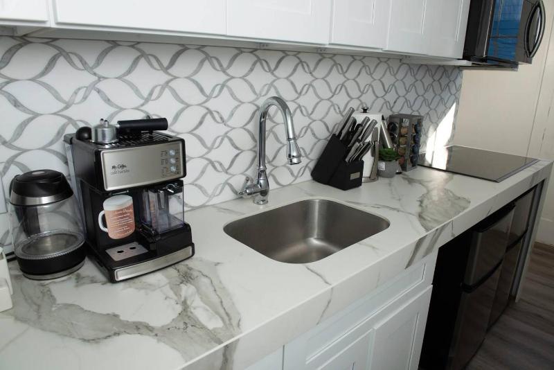 4 BR - Sleeps 8! Best location next to Bourbon Street! - image 6