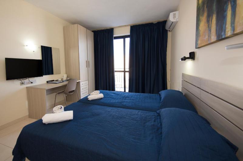 Twin Room image 4