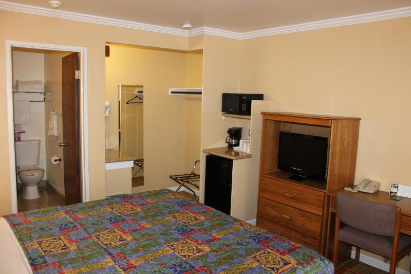 Queen Room image 3