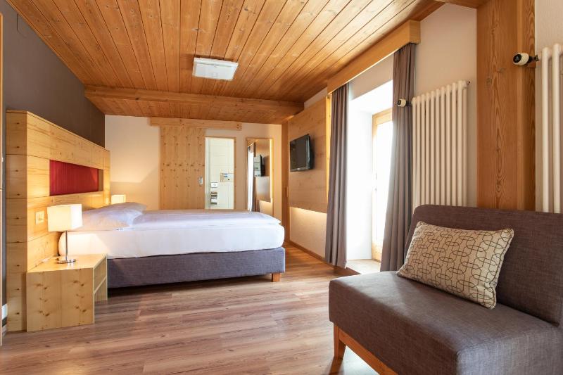 Deluxe Double Room with Balcony image 2