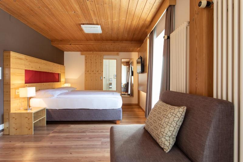 Deluxe Double Room with Balcony image 3
