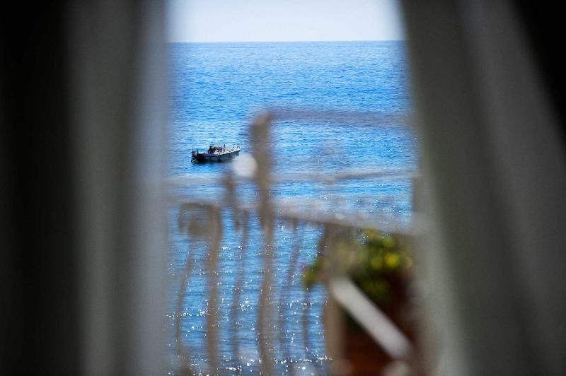 Double Room with Balcony and Sea View image 4