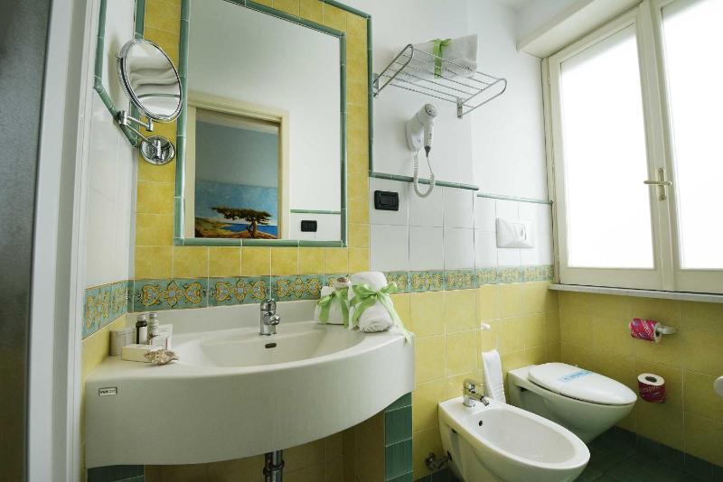 Double Room with Balcony and Sea View image 2