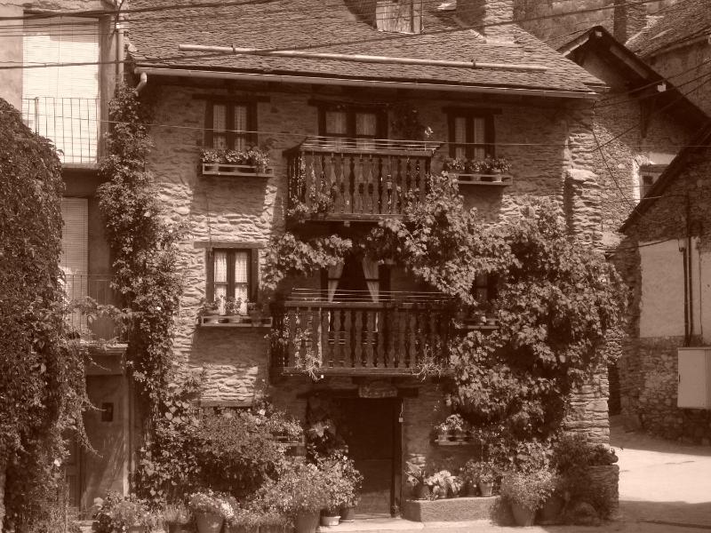 Two-Bedroom Apartment with Garden image 1