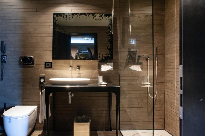 Junior Suite with Canal View image 4