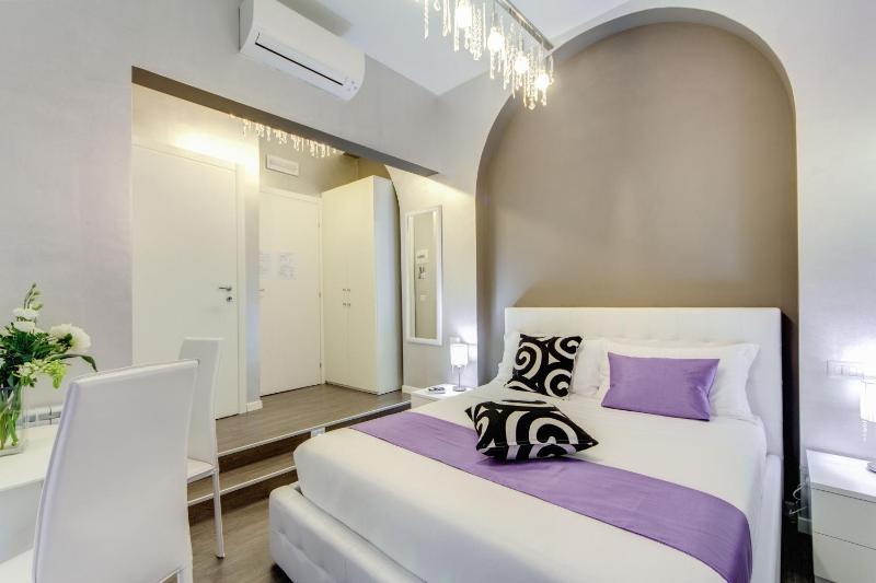 Double Room with Courtyard View image 2