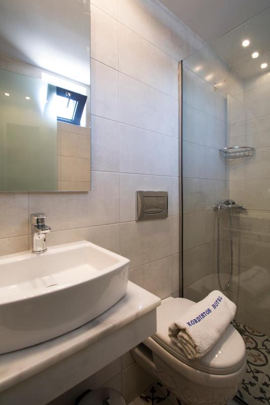 Double or Twin Room with Partial Sea View image 4
