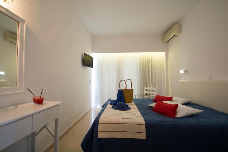 Double or Twin Room with Partial Sea View image 2