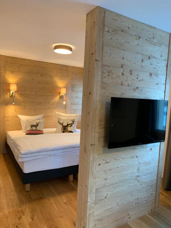 Junior Suite with Balcony image 1