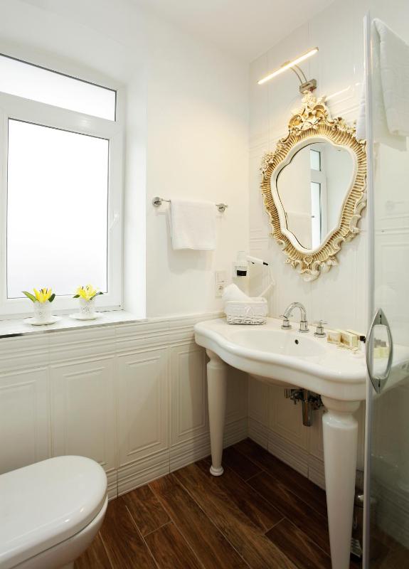 Deluxe Double Room image 2